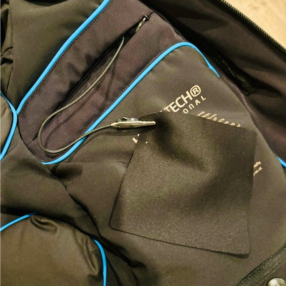 Helly Hansen Ski Jacket - Picture 15 of 16